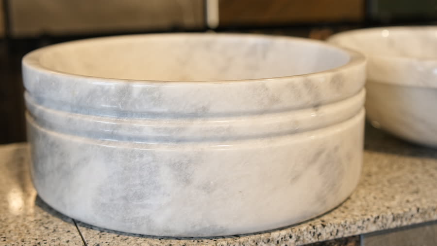 Ribbed white basin. Cylinder basin in white marble with cut rings.